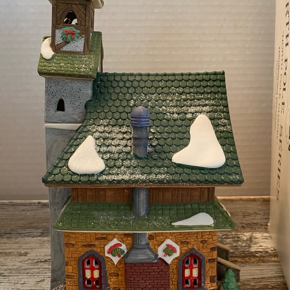 Dept 56 North Pole Series "North Pole Chapel", lighted, 56260- Vintage - Picture 5 of 10